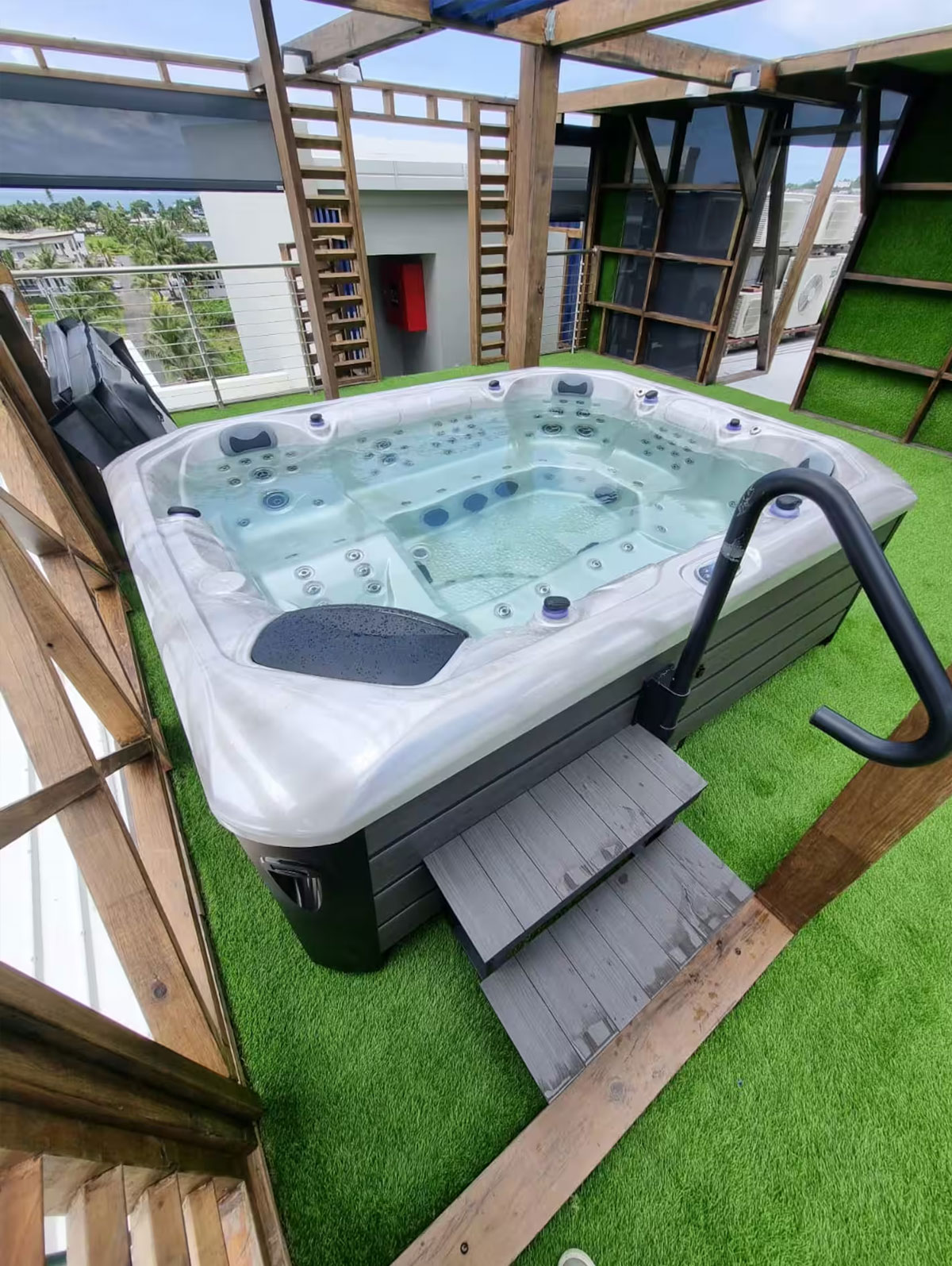 bathtub-fullview
